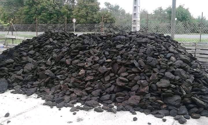 Szénrakat a telep betonozott udvarán.